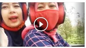 Ceweknya di anu orang !! Video Detik Detik Mengerikan Saat Dua Gadis Cantik Selfie Sambil Naik Motor Tribun Sumsel