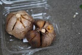 Cara termudah memasak bahan baku hasil fermentasi ini ialah dengan metode tumis bersama irisan cabai dan bawang serta tambahan daun kemangi untuk. Mengungkap 7 Manfaat Bawang Putih Hitam Yang Perlu Kamu Ketahui Kumparan Com