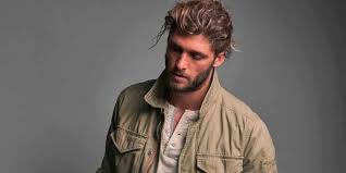 Water, wind, and humidity all play a part in how your hair ends up looking for the day and for guys who've never grown their hair out this will require some serious patience at first in order to set yourself up for success. Growing Hair Out Guys