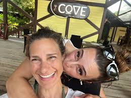 What are some good snorkeling spots and tour operators in Roatan?