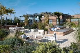 Dallage en pierre naturelle dallage pierre reconstituée dallage grès. Comment Amenager Un Toit Terrasse Conseils D Experts Detente Jardin