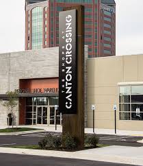 Don T Like The Typography But The Sign Structure Is Interesting And Highly Visible Exterior Signage Entrance Signage Outdoor Signage