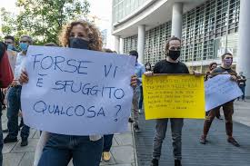 C'è stato un boom di chiamate ieri per ricevere informazioni su come aderire alla campagna vaccinale anticovid per gli over 80 al numero verde 800894545 istituito dalla regione lombardia per dare informazioni sul contenimento e la gestione del contagio. Cartelli E Metri Distanziatori Sotto La Regione Lombardia La Protesta Contro La Gestione Dell Emergenza Coronavirus La Repubblica