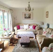 People usually make use of a cottage as a retreat during a holiday season. Il Cottage Inglese Di Kate Small Living Rooms Cottage Living Rooms Cozy Living Room Design