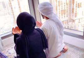 Berjamaah di rumah dengan istri atau mengajak istri berjamaah di masjid? Bolehkah Isteri Solat Di Sebelah Kiri Suami Sebab Rumah Sempit Kashoorga