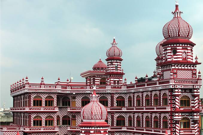 Masjid unik bernuansa merah