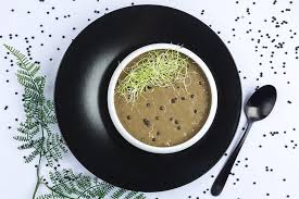 In uleiul incins se caleste ceapa tocata marunt. Supa Crema De Linte Neagra Cu Germeni De Praz Ingrediente Ceapa Alba Usturoi Morcov Supe Si Aperitive