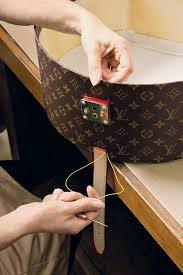 De Grandes Maisons De Luxe Devoilent Leurs Secrets Louis Vuitton Virginie Ledoyen Patron Sac Cuir
