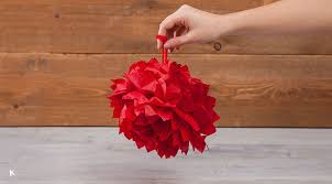 Necesitarás al menos ocho láminas para cada pompón. Como Hacer Pompones De Papel De Seda Para Tu Decoracion Navidena Conkansei