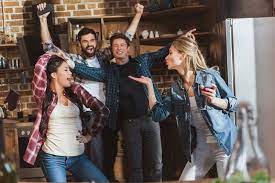 Du suchst gruppenspiele für erwachsene? 20 Partyspiele Fur Erwachsene Lustig Interessant Fur Drinnen Und Draussen Lebens Karneval