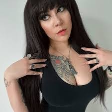 Gina Beninato's Instagram, Twitter & Facebook