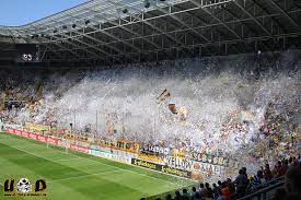 Um die mannschaft gebührend zu verabschieden, versammelten sich tausende fans vor dem stadion. Der K Block Ultras Dynamo