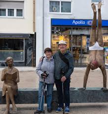 Geretsried: Neue Skulptur: Diskussion um nackten Mann am Karl-Lederer-Platz