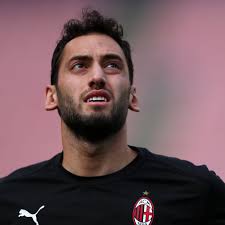 Altyapı kariyerimannheim doğumlu çalhanoğlu, futbola şehirdeki türklerin kurduğu fc turanspor mannheim'da başladı. Hakan Calhanoglu Is He Worth The 5 Million Renewal The Ac Milan Offside