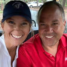 Raise your hand if you started playing golf because you wanted something  fun to do with your husband or significant other! 🙋🏼‍♀️ #couplesgolf  #ladieswhogolf #letsgogolf