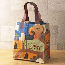 オリジナル エコバッグ カルディ伝説 (縦36×横60×マチ19.5cm) ￥165 (税込) 1つ目はこちら、その名も「カルディ伝説」。とにかくビッグサイズ、それでいて税込￥165という超プチプラ!カルディコーヒーファームでおなじみのイラストが全面に ã‚¨ã‚³ãƒãƒƒã‚° ã‚«ãƒ«ãƒ‡ã‚£ä¼èª¬ãƒŸãƒ‹ 1æžš ã‚«ãƒ«ãƒ‡ã‚£ã‚³ãƒ¼ãƒ'ãƒ¼ãƒ•ã‚¡ãƒ¼ãƒ  ã‚ªãƒ³ãƒ©ã‚¤ãƒ³ã‚¹ãƒˆã‚¢