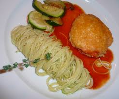 Tipica della tradizione meneghina, la piccata alla milanese è una fettina di vitello passata nella farina, nell'uovo, dorata e servita con sugo di pomodoro. Piccata Alla Milanese Koch Wiki