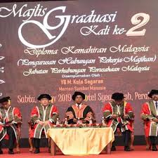 Menjelaskan perbezaan peranan dan tanggungjawab pengurus sumber manusia dan pengurus lain dalam sesebuah organisasi dalam melaksanakan aktiviti perancangan gunatenaga, pengambilan. Jabatan Perhubungan Perusahaan Malaysia Kementerian Sumber Manusia