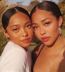 Jordyn Woods Red Table Talk Jordynwoods And Her Sister Jodiewoods They Literally Could Be Twins Its A Jordyn Woods Jordyn Woods Makeup Natural Hair Bloggers