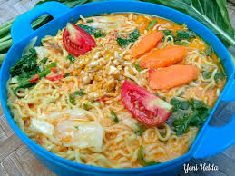 500 g bihun jagung, seduh air panas, tiriskan 2 batang daun bawang, iris halus 3 sdm bawang merah goreng 4 buah jeruk limau. Cara Membuat Resep Mie Kuah Santan Pedas Yeni Helda Com