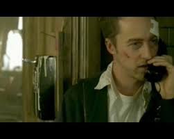 Dövüş Kulübü'nde, Anlatıcı (Edward Norton) yukarıda Tyler Durden'ın (Brad  Pitt) yüksek sesle seks yaptığını duyduğunda, telefonu kaldırdığı anda ses  anında kesilir çünkü aynı anda ikisini birden yapamaz. : r/MovieDetails