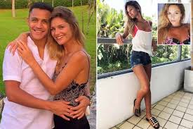 Tin MU: Alexis Sanchez chia tay bạn gái Mayte Rodriguez, MU hưởng lợi