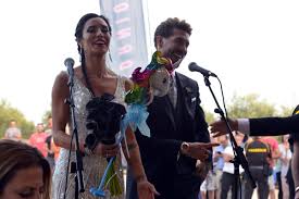 Llevaba vestido de pronovias de brillo y con detalle de plumas en los asimétrico con volante y plumas y con un look beauty perfecto para una boda de noche: Boda De Sergio Ramos Y Pilar Rubio Finca Estadiodeportivo Com