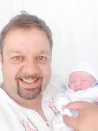 Les presento a nuestro nuevo hijo... Julián Efrain... Hoy nació y estamos  todos bien y felices