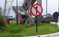 Resultado de imagem para Motorista de 83 anos confunde passarela de pedestres com viaduto em SP; vídeomeuip.co