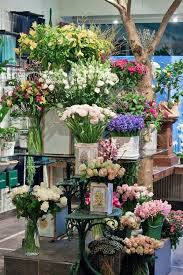Pin By Guisela Alvarez On Entre Flores Flower Shop Design Flower Shop Interiors Flower Shop Display