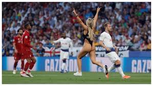 The 2021 final could be switched from istanbul to london or portugal. Pitch Invader Interrupts Champions League Final Marca In English
