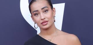 Marina Rivers, 22 años, influencer: “Con todo el miedo que nos meten con  las pensiones y la vivienda, los jóvenes tenemos una situación muy  complicada”