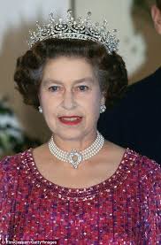 Queen elizabeth marks centenary of northern ireland with tribute to people and peace process. Queen Elizabeth 2 Reine D Angleterre Royaute Royaute Britannique