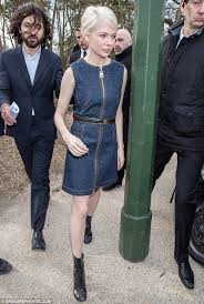 Michelle williams is an american actress, and she has received many accolades like the golden globe award, and she had also been nominated for 4 academy awards and 1 tony awards. Michelle Williams Reveals An Even Slimmer Figure Michelle Williams Hair Michelle Williams Style Michelle Williams