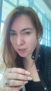 El drama familiar y el lujo en la vida de Lucy Darling