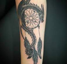 Le porteur indique souvent un lien. 1001 Idees De Tatouage Attrape Reve Symbolique Tatouage Attrape Reve Tatouage Tatouage Bras