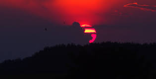 Στις 26 φλεβάρη πραγματοποιείται έκλειψη ηλίου στους ιχθύς, ζώδιο που σχετίζεται με τον ιδεαλισμό, τη φαντασία, την ιδεολογία αλλά και τον φανατισμό (για τις ιδέες έχουν σκοτωθεί εκατομμύρια. Olikh Ekleipsh Hlioy Ston To3oth Athens Voice