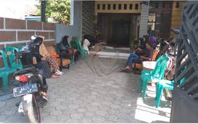 Anak adalah karunia besar allah bagi para orangtua. Meninggal Mendadak Jatuh Ditempat Kerja Di Taiwan Jenazah Tiba Dirumah Duka Semalam Di Jombang Jawa Timur Wartaindonews