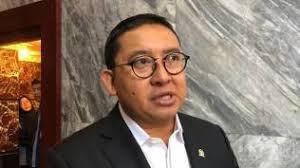 Fadli zon yang lahir di jakarta pada tanggal 1 juni 1971 namun dibesarkan di desa cisarua, bogor, merupakan putera pertama dari tiga bersaudara pasangan zon harjo meski selalu muncul dengan pendapat yang mengundang pro dan kontra, fadli zon sudah menerbitkan beberapa karya tulis. Fadli Zon Tertawai Meme Dirinya Tak Jadi Menteri