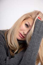 La Bella Dueña Rubia Examina a Su Mascota Peruana La Pone En La Mesa  Delante De Ella. Mascotas Sanas. Momentos Felices. Imagen de archivo