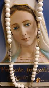 Dios te salve, Reina y Madre de misericordia, vida, dulzura y esperanza  nuestra; Dios te salve. A Ti clamamos los desterrados hijos de Eva; a Ti  suspiramos, gimiendo y llorando, en este