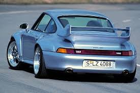 Commercialisee En 1995 La Porsche Rs 3 8 Est Une Version Civilisee Dune 993 De Course Plus Legere De 100 Kilos P Porsche 911 Gt2 Voitures Porsche Porsche 993