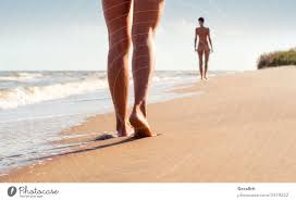 nackte junge Mädchen gehen an einem Sommertag am Strand in den Wellen der  Brandung - ein lizenzfreies Stock Foto von Photocase