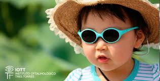Los niños deben llevar gafas de sol frente a los rayos UV del sol ...