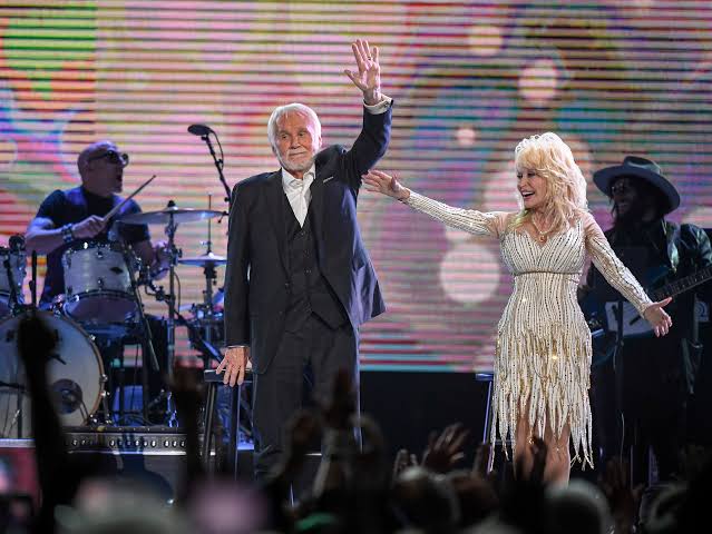 Kenny Rogers farewell concert: 'The Gambler' and Dolly Parton drop mics on final performance