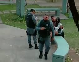 Polícia faz ladrões devolverem tampa de bueiro. Pm Afasta Policiais Que Aparecem Em Video Agredindo Jornalista Em Manaus