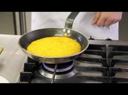 La ricetta del riso al salto si prepara proprio con il riso avanzato del giorno prima, che è più asciutto e si ottima sia con il risotto che con del semplice riso lessato o al sugo di pomodoro, una buona idea per riciclare il riso avanzato è la frittata di riso: Ricetta Riso Al Salto Youtube
