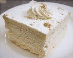 Le Gateau Imperial Russe Ou Ruso Imperial Est Un Gateau Constitue De Meringue Francaise Fourre Aux Amandes E En 2020 Recette Facile Recette Dessert Recette Patisserie