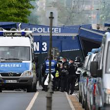 Der sächsische drittligist hat sich dank zweier treffer in der verlängerung den aufstieg erkämpft. Dynamo Dresden Randale Und Fan Attacken Bei 2 Liga Aufstieg Pyro Am Stadion