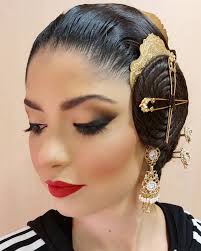 MAQUILLAJE DE FALLERA Nuestra querida Tania ha vuelto a visitarnos para  realizarle un maquillaje de fallera ya que hoy tiene la presentación de su  falla Fermín Galán y García Hernández-Primavera. Un día